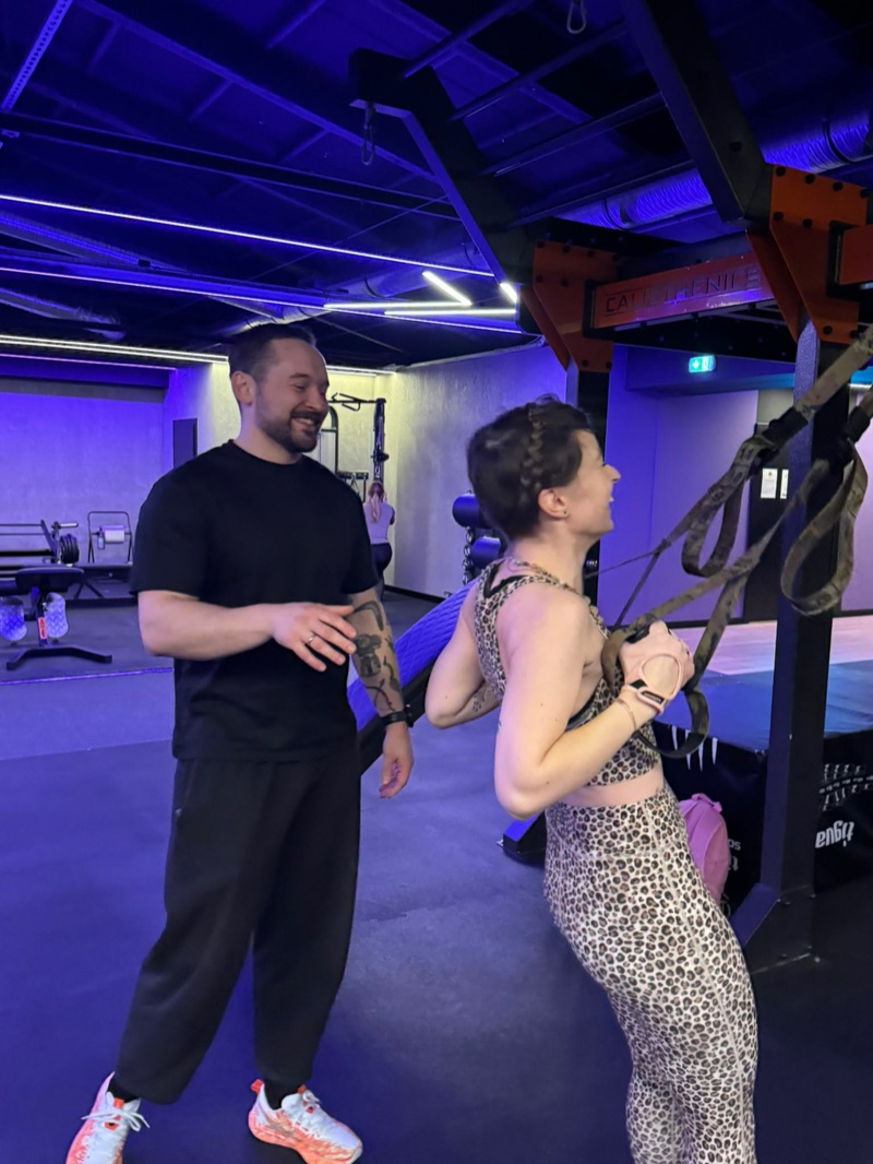 Trening na sali - praca po partnersku z klientką