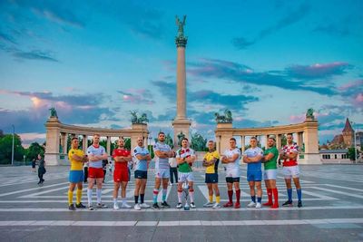 Kapitanowie reprezentacji na Placu Bohaterów w Budapeszcie